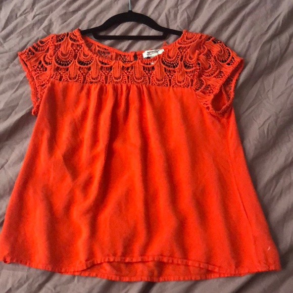 Red blouse with patterned neck - Picture 1 of 3